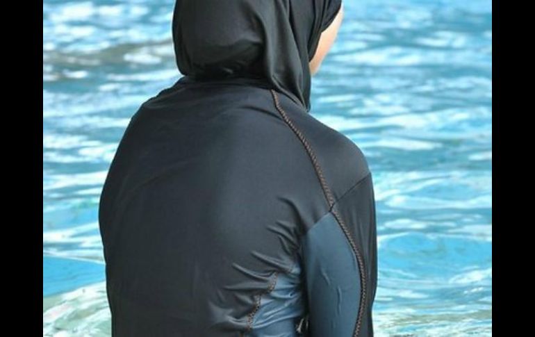 El burkini es un traje de baño diseñado para mujeres musulmanas que ha generado controversia. ESPECIAL / islamophobie.net