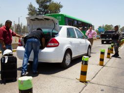 Aleatoriamente, los policías eligirían algunos coches para revisarlos y ver que los conductores tengan los papeles en regla. EL INFORMADOR / ARCHIVO