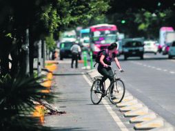 Excluyentes. Las mujeres se sienten más inseguras al usar la bicicleta porque temen las embestidas de los camiones. EL INFORMADOR / F. Atilano