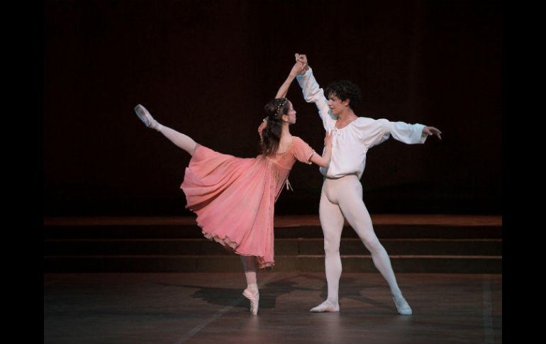 Imagen facilitada por el English National Ballet que muestra a Isaac Hernández durante su participación en la obra 'Romeo y Julieta'. EFE / English National Ballet