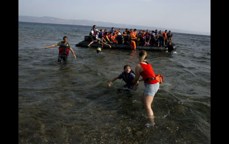 El grupo más numeroso estaba compuesto por 462 personas repartidas entre dos botes neumáticos. AP / ARCHIVO