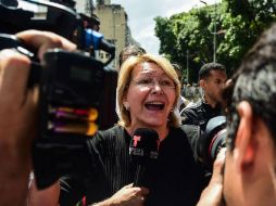 Luisa Ortega indicó que no la dejaron pasar a la sede del MP; denunció empujones y agresiones con escudos. AFP / R. Schemidt