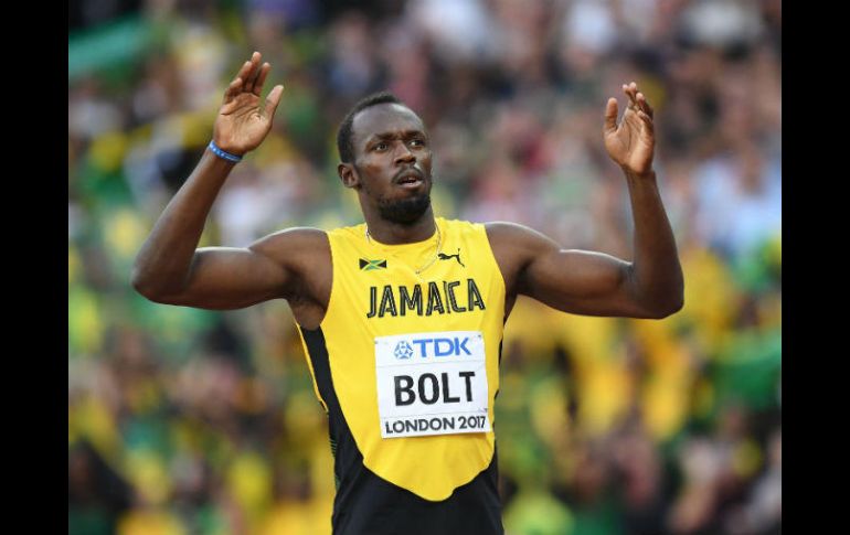 Al final de la carrera, Gatlin se arrodilló para rendir homenaje a Bolt. AFP / K. Kudryavtsev
