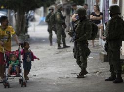 Las tropas ingresaron a las favelas Complexo do Lins y Camarista Meier en la madrugada. AP / L. Correa