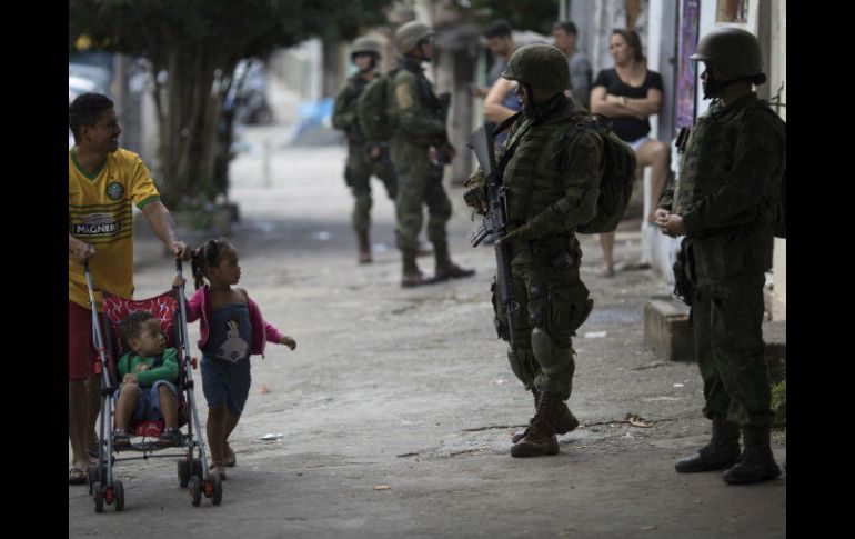 Las tropas ingresaron a las favelas Complexo do Lins y Camarista Meier en la madrugada. AP / L. Correa