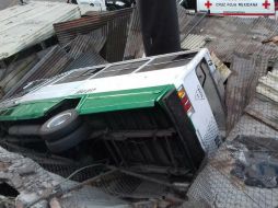 El accidente ocurrió la tarde de este sábado, cuando el microbús de la Ruta 17 perdió el control y cayó al desnivel. TWITTER / @SoyNaucalpan