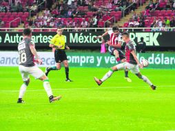 Rodolfo Pizarro es de los pocos jugadores rojiblancos que juega a tope. Anoche se despachó con otro golazo en el Estadio Chivas. EL INFORMADOR / M. Vargas