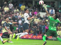Oribe Peralta recibió el balón en el área, lo controló y a la salida de Saldívar tocó suavemente el esférico para mandarlo a las redes. MEXSPORT /