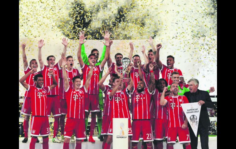 Los jugadores del Bayern de Munich celebran después de ganar la Supercopa de Alemania ante el Borussia Dortmund. AFP /