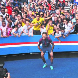 Afición mima a Neymar en el Parque de los Príncipes