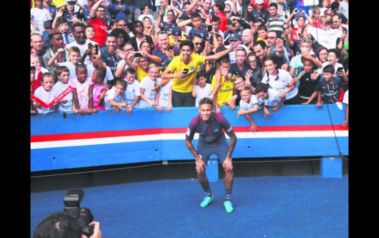 Exhibición. Neymar posa para una fotografía durante su presentación a los aficionados en el Parque de los Príncipes. AFP /