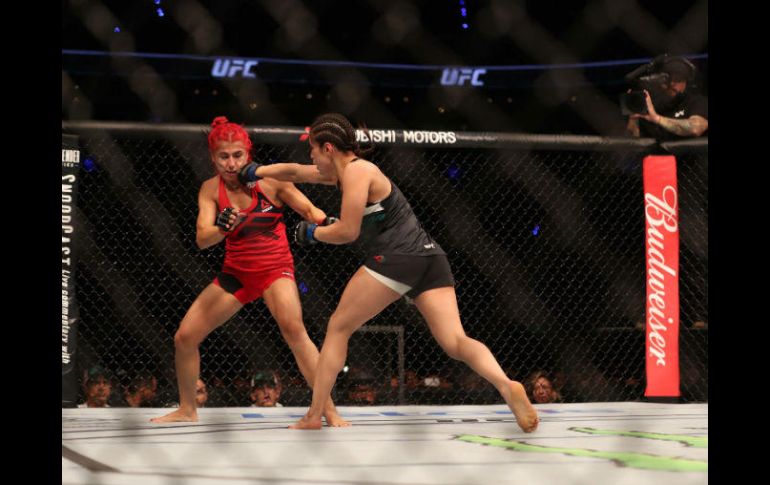 Combate del Fight Night de la UFC entre la mexicana Alexa Grasso (negro) y la canadiense Randa Markos (rojo). SUN / V. Rosas
