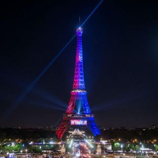 Detienen a un hombre que intentó entrar armado a la Torre Eiffel
