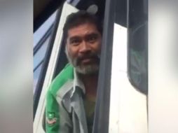 En el material el hombre, tras gritarle a la mujer, se desabrochó el cinturón y amagó con hacer lo mismo con su pantalón. ESPECIAL /