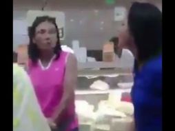 En el video, difundido en redes sociales, se ve a algunas mujeres reclamarle a Hernández el fraude de la Asamblea Constituyente. TWITTER / Yusnaby