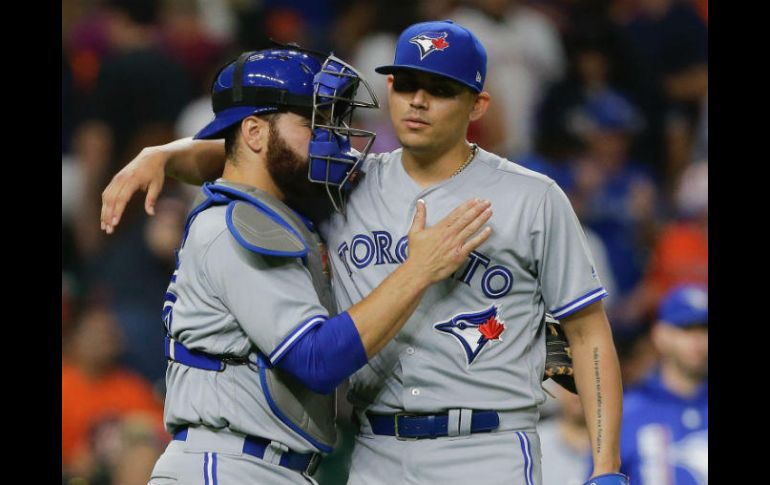 Russel Martin (I) consuela a Osuna (D) al final del partido. AFP / B. Levey
