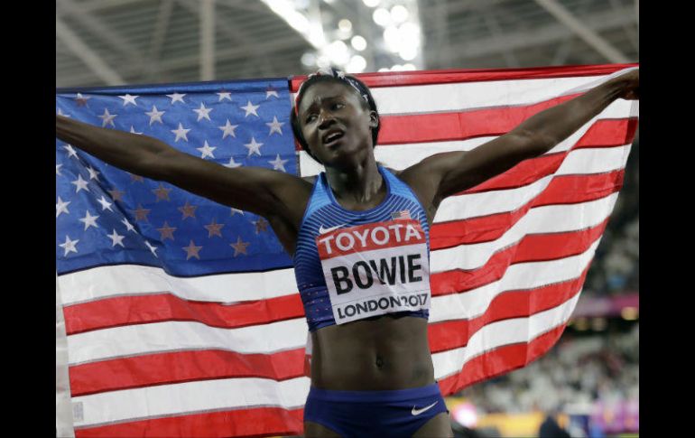 Bowie ganó el oro con un tiempo de 10.85 en la prueba de 100 metros femenil. AP / D. Phillip