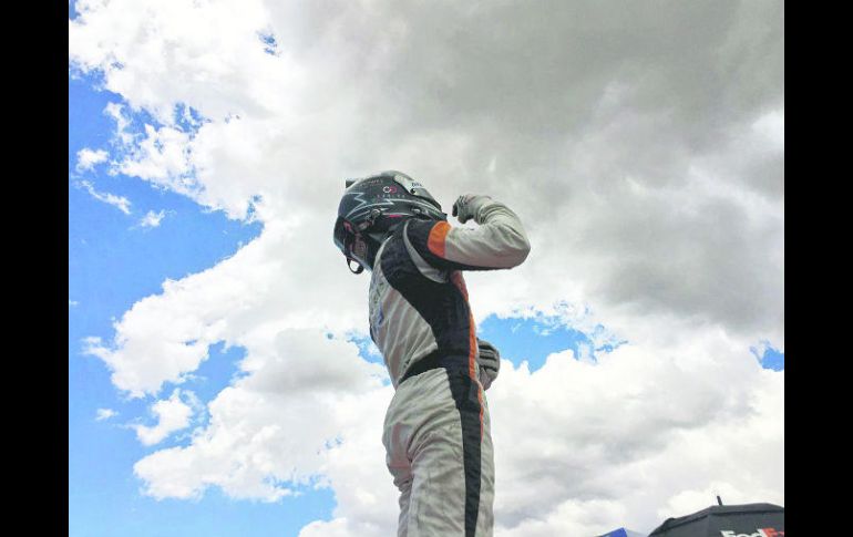 Triunfador. Abraham Calderón se coloca en los primeros puestos del campeonato de Nascar Peak. ESPECIAL / @escuderiatelmex