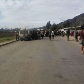 Rivales políticos se enfrentan en Papúa; hay cinco muertos