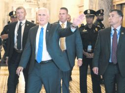 Mike Pence, vicepresidente de EU, vació su ira contra The New York Times, que lo nombró como un posible candidato para suceder a Trump. AP /