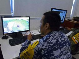 Se preparan ante posibles daños con mil 223 trabajadores, grúas, vehículos, helicópteros, y plantas de emergencia. AFP / H. Borges