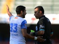 Pablo Cáceres vio la tarjeta roja en la derrota que sufrió el Puebla ante Veracruz por recibir una segunda tarjeta en el mismo partido. MEXSPORT / ARCHIVO
