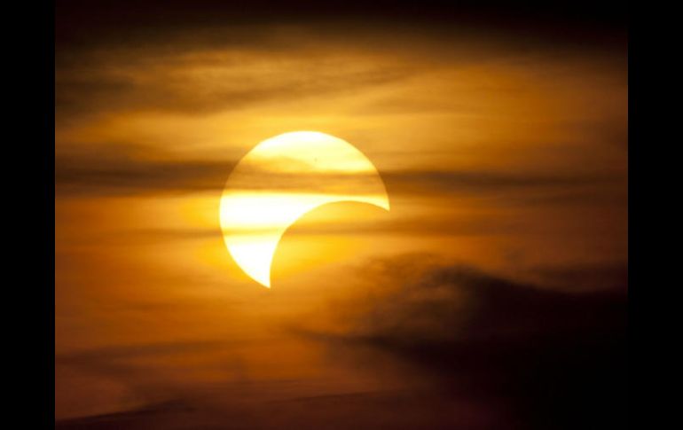 Mirar un eclipse solar sin protección puede causar lesiones oculares como conjuntivitis o queratitis punteada. AP / ARCHIVO