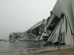 En el Aeropuerto del Norte el viento dañó hangares y aeronaves. ESPECIAL /