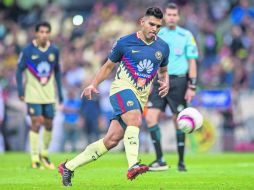 Silvio Romero se convirtió en el villano de la película al tirar un penal a lo Panenka y fallar desde los 11 pasos ante Pumas. MEXSPORT /