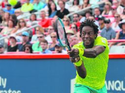 El francés Gael Monfils regresa una bola al estadounidense Steve Johnson, durante su debut ayer en el Masters de Montreal. AFP /