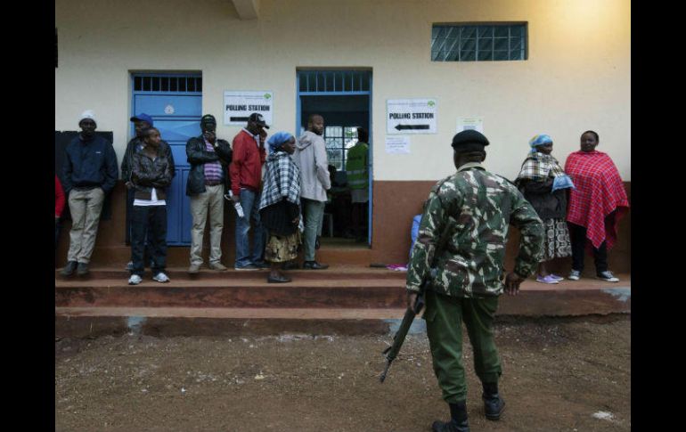 Varias personas hacen cola para ejercer su derecho al voto en un colegio electoral en Gatundu. EFE / K. Dhanki
