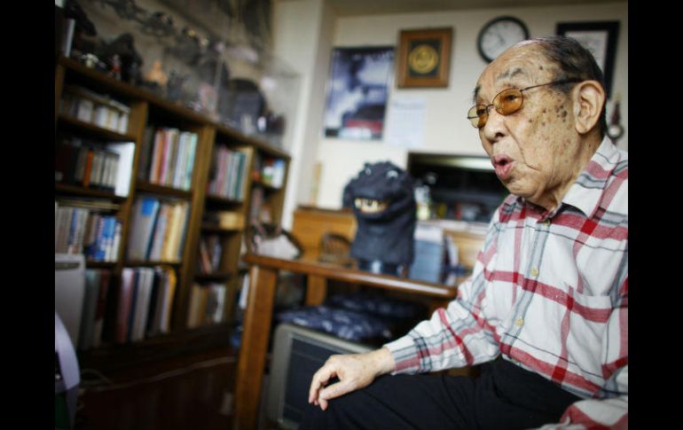 Nakajima durante una entrevista en su casa, donde contó las dificultades de actuar con un traje que pesaba más de 100 kilos. AP / J. Kurokawa