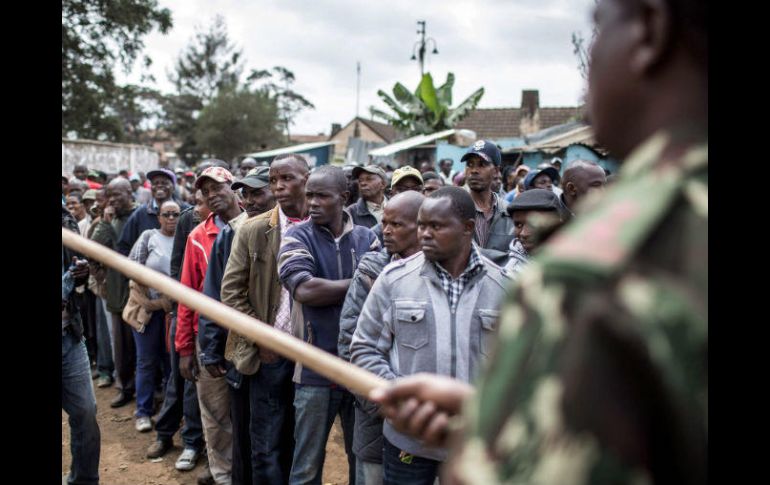 Algunos votantes se han visto obligados a esperar cerca de nueve horas para poder depositar su papeleta. AFP / L. Tato