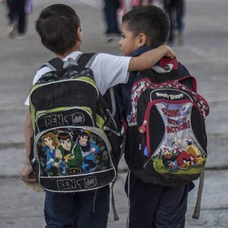 Peso de mochila puede afectar columna vertebral de niños