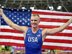 Sam Kendricks celebra la obtención del oro con la bandera de su país a su espalda. EFE / F.Robichon
