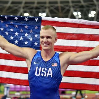 Kendricks gana oro mundialista en salto con garrocha