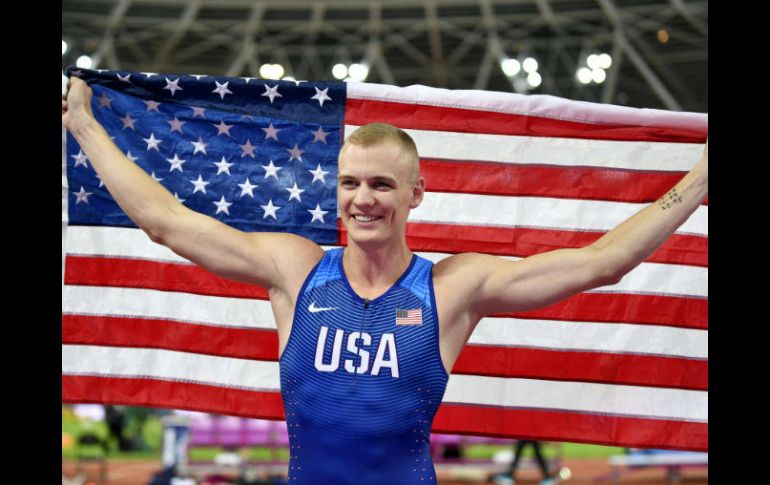 Sam Kendricks celebra la obtención del oro con la bandera de su país a su espalda. EFE / F.Robichon