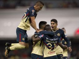 Silvio Romero celebra con sus compañeros una de sus anotaciones. MEXSPORT / O. Aguilar