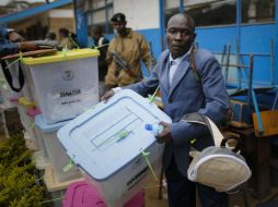 Un empleado electoral lleva una de las urnas de votación en uno de los principales centros de recuento en Nairobi. EFE / D. Kurokawa
