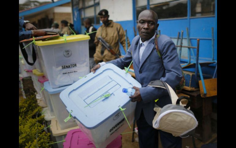 Un empleado electoral lleva una de las urnas de votación en uno de los principales centros de recuento en Nairobi. EFE / D. Kurokawa