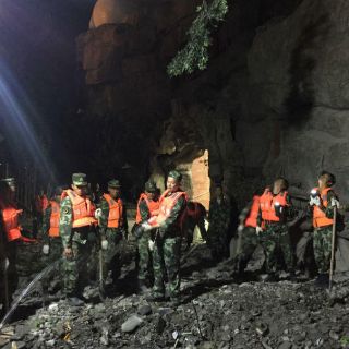 Suben a 25 los muertos por alud de tierra en China