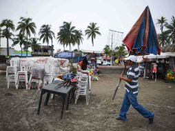 La gente de la entidad veracruzana se prepara ante la llegada del ciclón. AFP / V. Razo