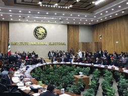 La equidad electoral es vulnerada cuando se adquiere ventaja sobre los contendientes por difusión fuera de plazos legales, indican. TWITTER / @INEMexico