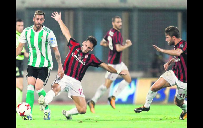 Participación. Víctor Camarasa controla el balón en el duelo frente al Milan. ESPECIAL / REALBETISBALOMPIE