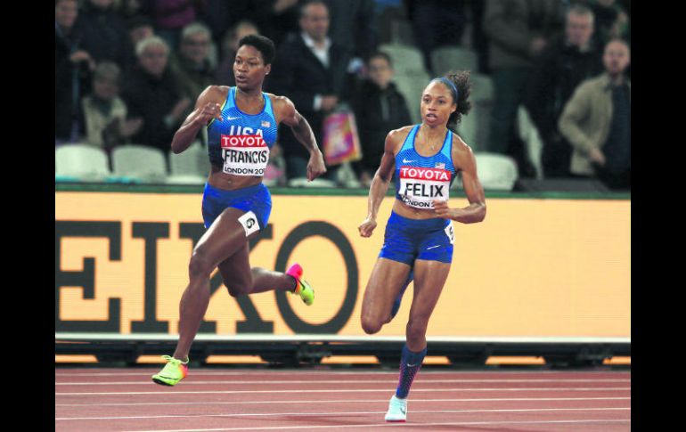 Multimedallista. Allyson Felix (derecha) ganó el bronce en 400 metros de Londres 2017, sumando 14 medallas en Mundiales. AP / l. Schick