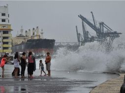 Las autoridades veracruzanas piden a los ciudadanos que eviten salir de sus casas o acudan a los refugios instalados en el Estado. EFE / L. Monroy