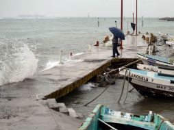 Varias barcazas permanecen atracadas en el puerto; todos los pescadores suspendieron actividades ante la llegada de 'Franklin'. SUN /