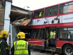 El accidente ocasionó destrozos en la fachada del local; al parecer, el chofer se habría desmayado, lo que generó el impacto. TWITTER / @LondonFire