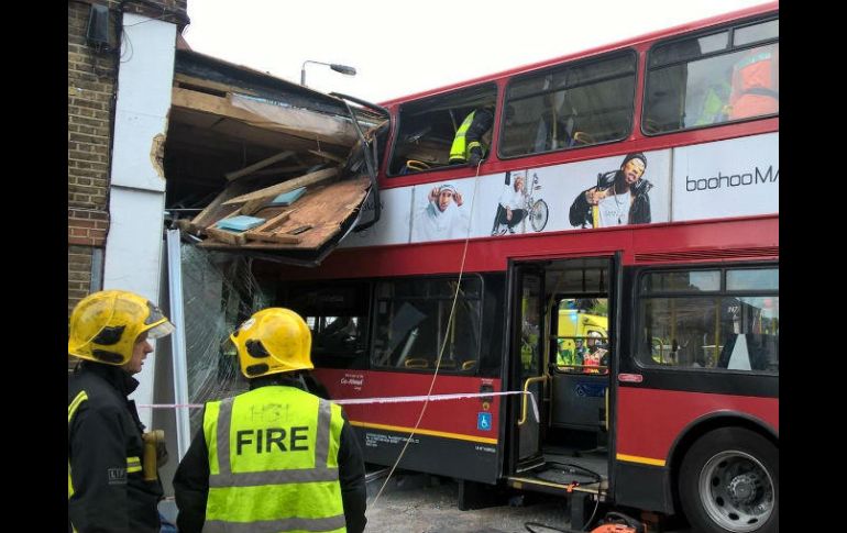 El accidente ocasionó destrozos en la fachada del local; al parecer, el chofer se habría desmayado, lo que generó el impacto. TWITTER / @LondonFire