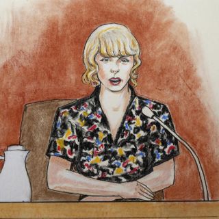 Taylor Swift dice que locutor metió la mano bajo su falda